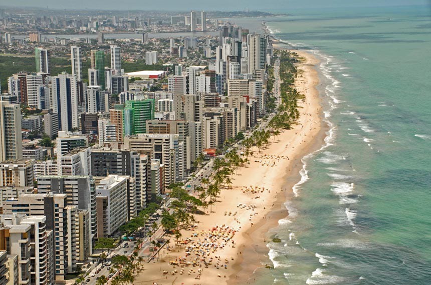 Orla de Balneário Camboriú com os edifícios de frente para a praia, área onde se aplica a taxa Laudemio.