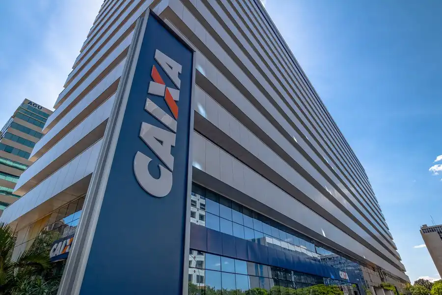 Foto da fachada de uma agência da Caixa Economica Federal.