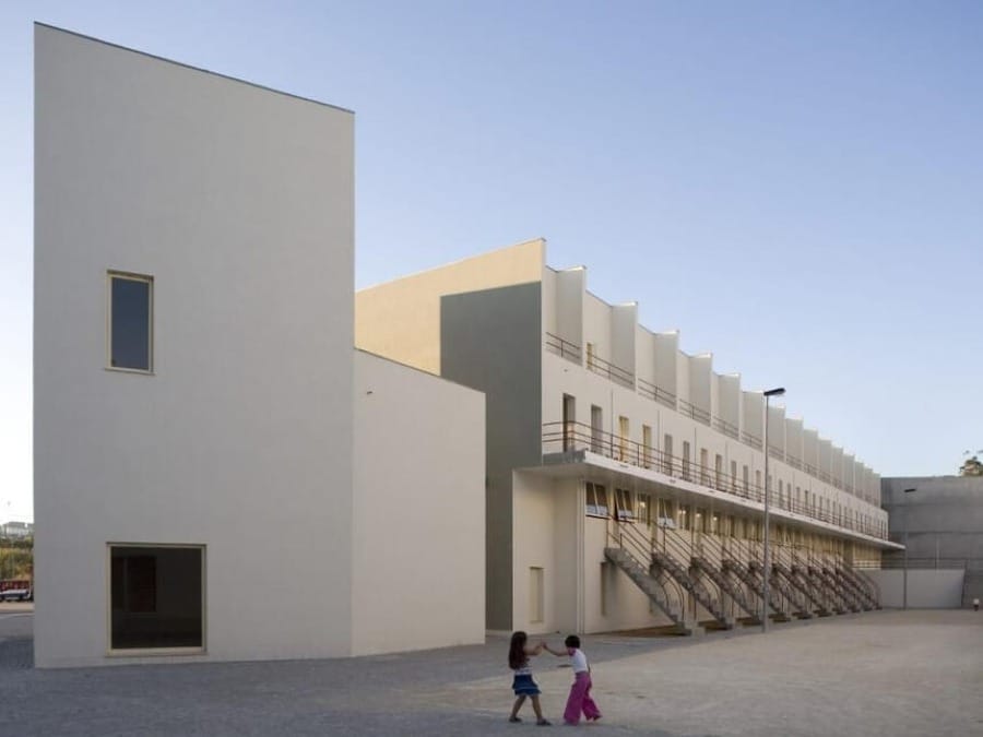 Foto de Alvaro Siza | Conjunto habitacional na Bouça, no Porto, 1977.