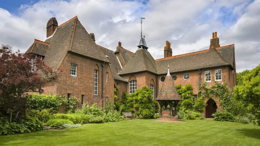 Foto de Red House, projeto de Phillip Webb, em Londres (1860).