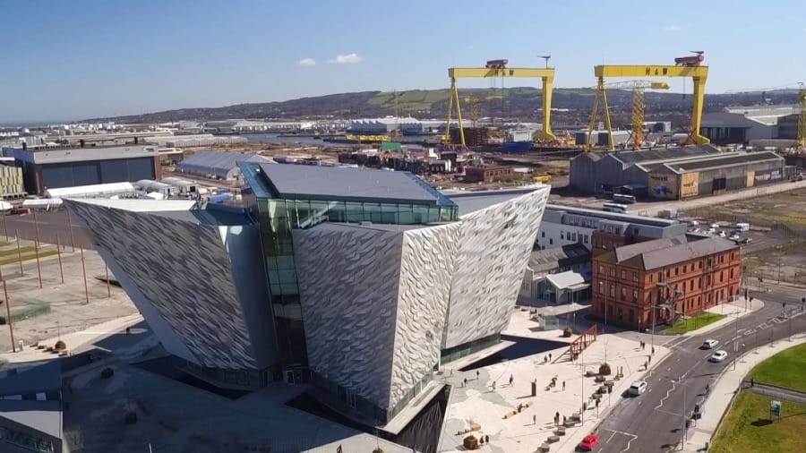 Foto da arquitetura de Belfast reflete o espírito duradouro da cidade. Os guindastes amarelos do estaleiro são uma característica do horizonte de Belfast há décadas.