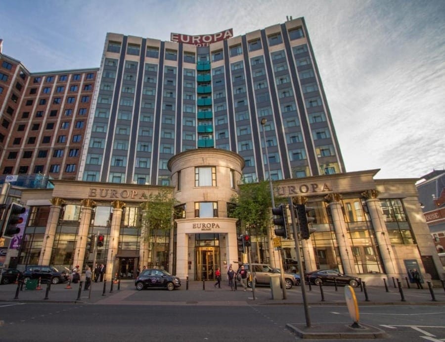 Foto do Hotel Europa, conhecido como o hotel mais bombardeado da Europa.