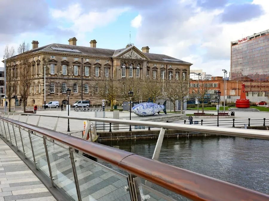 Customs House, projeto de Sir Charles Lanyon, em Belfast (1857).