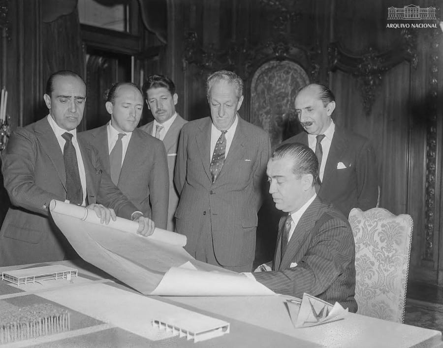 Foto com o presidente Juscelino Kubitschek, junto com os arquitetos Oscar Niemeyer e Lucio Costa