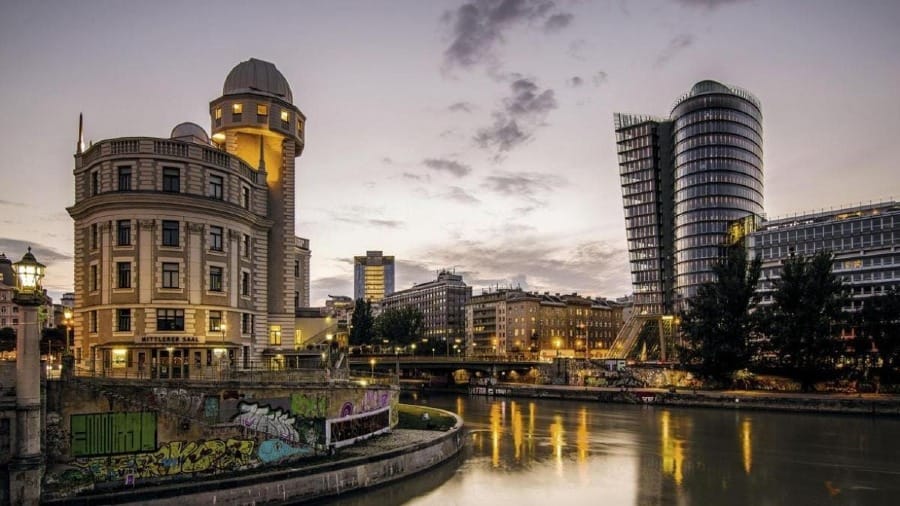 Foto do observatório astronômico Urania, próximo ao canal do Danúbio, é com suas novas instalações o ponto da Ringstrasse onde os séculos XIX e XXI se encontram.