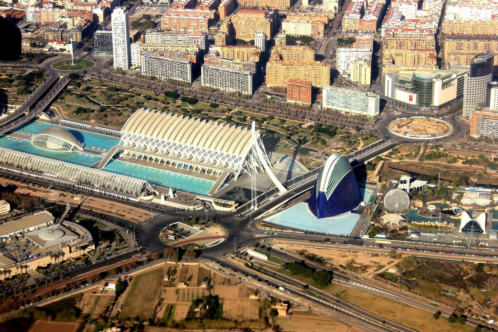 Foto da Cidade das Artes e das Ciências, em Valência, na Espanha: Cultura e Inovação.