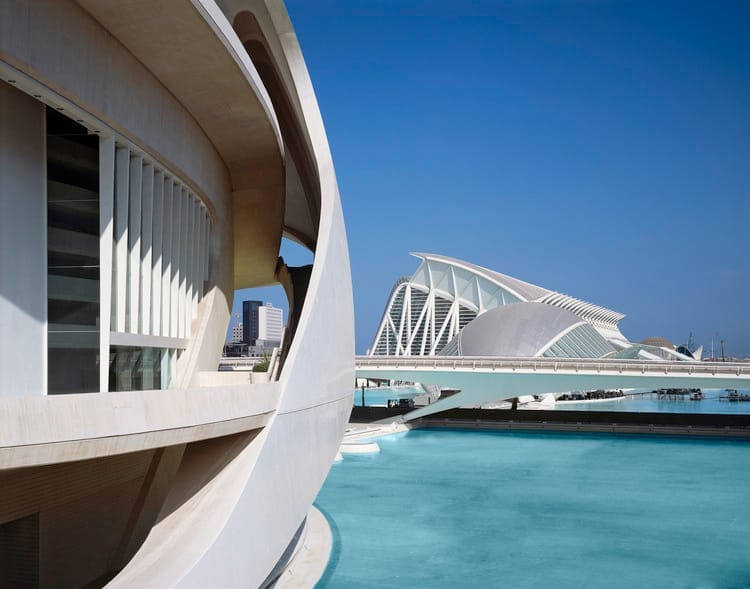 Foto da Cidade das Artes e das Ciências, em Valência, na Espanha: Cultura e Inovação.