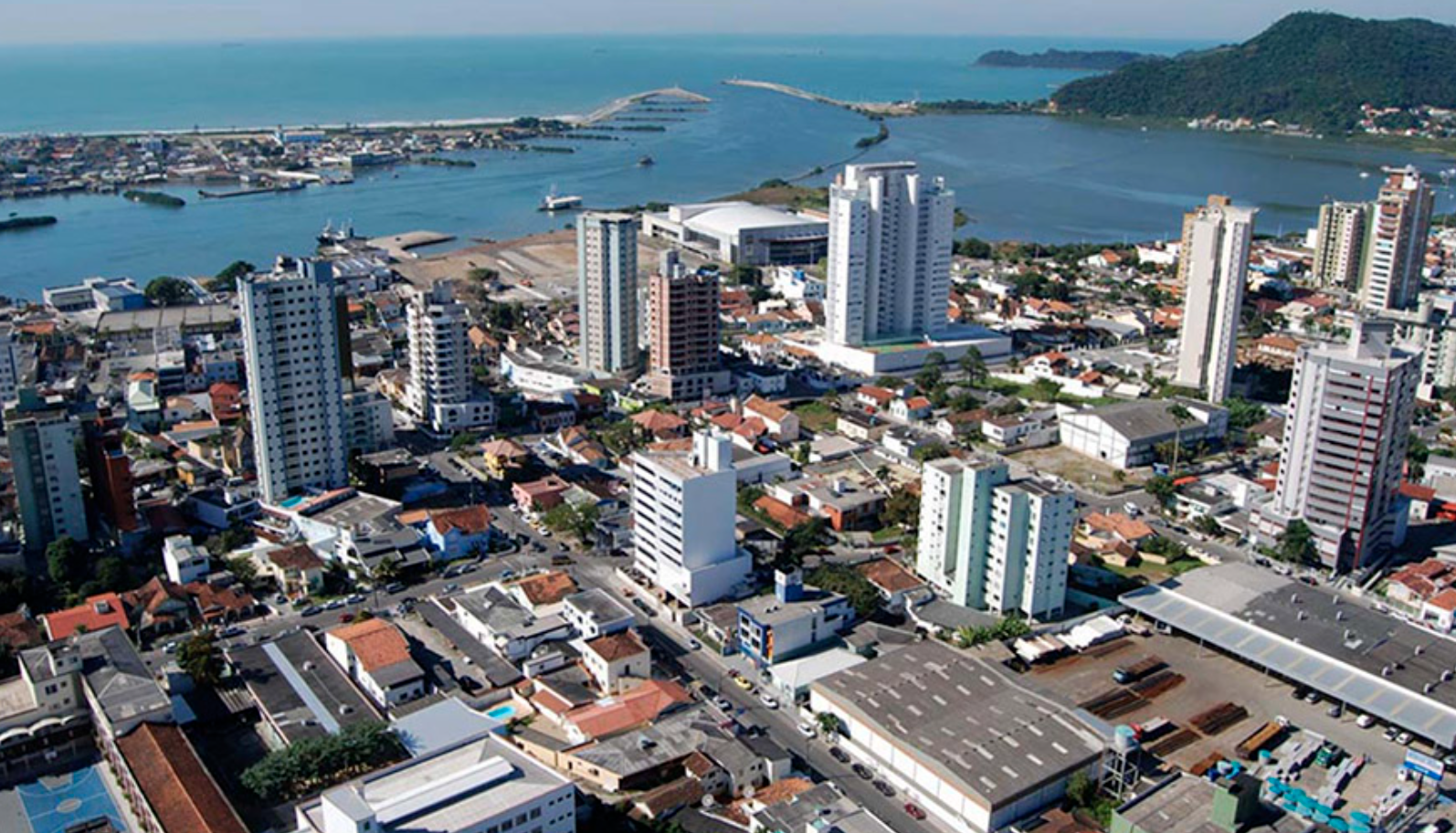 Imagem aérea da cidade de Itajaí, em Santa Catarina, Brasil.
