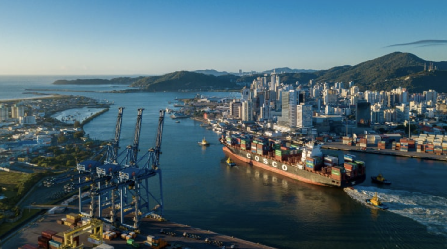 Vista aérea dos Portos de Itajaí e Navegantes.