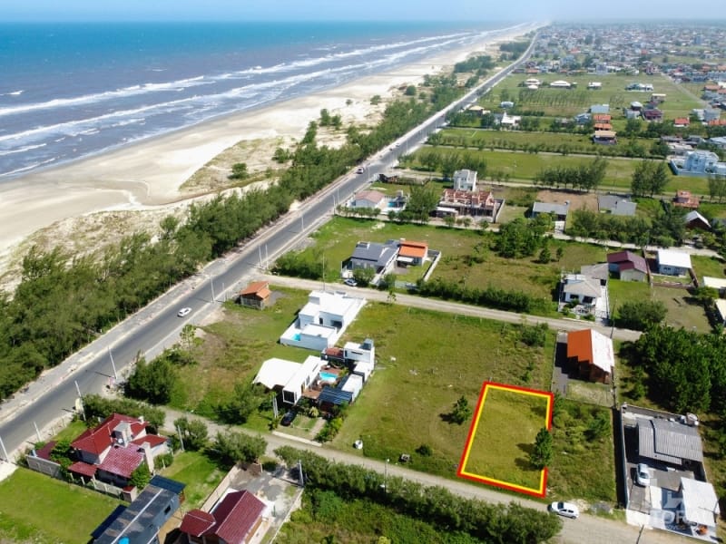 Quadra do mar com vários terrenos disponíveis para venda.