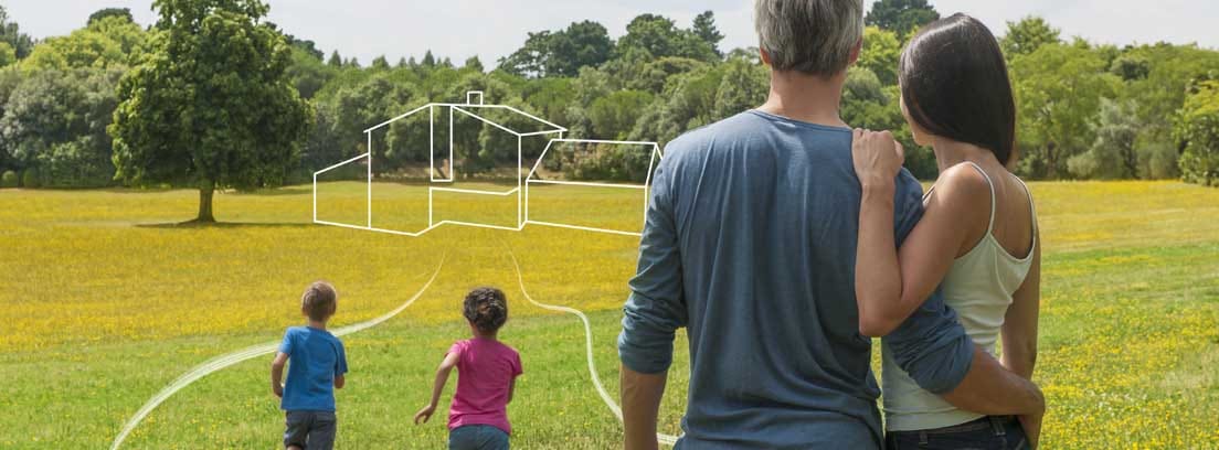 Família correndo em terreno onde planejam construir sua casa.