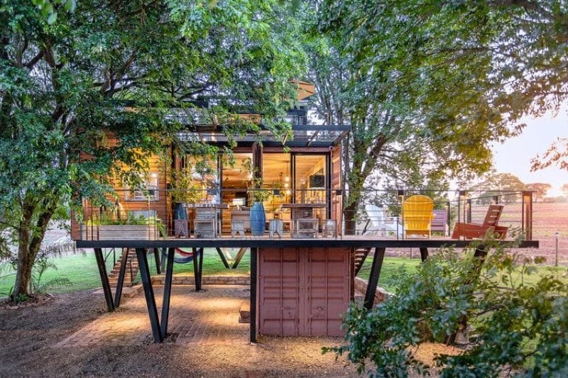 Foto da sustentabilidade de construção com elementos reciclados.
