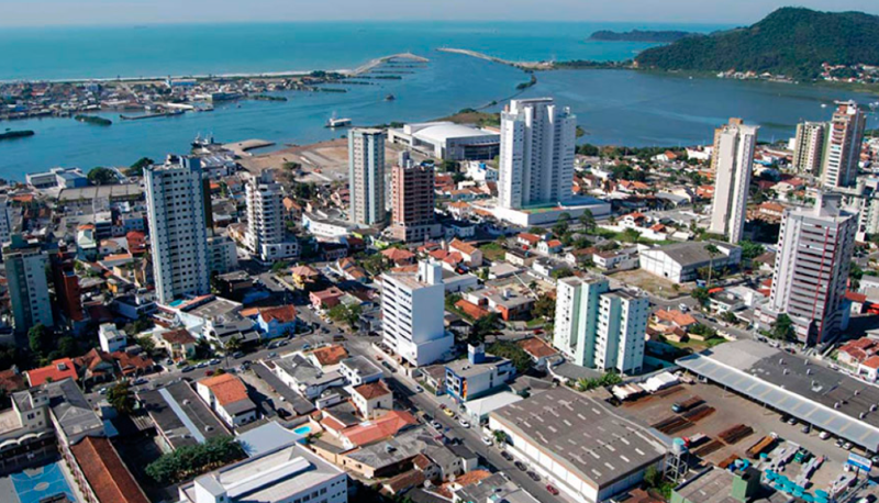 Imagem aérea da cidade de Itajaí, em Santa Catarina, Brasil.