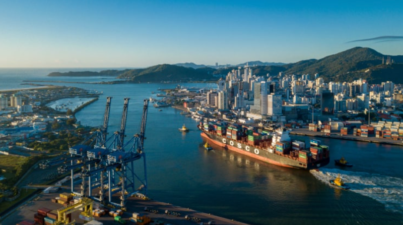 Vista aérea dos Portos de Itajaí e Navegantes.
