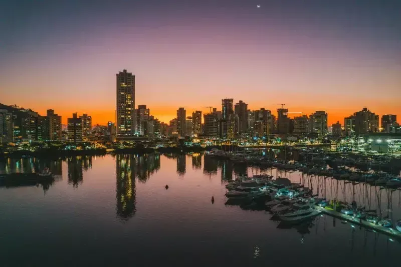 Vista do entardecer na Marina de Itajaí, em Santa Catarina.