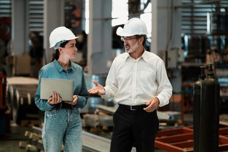 Arquiteta e engenheiro conversando em obra.