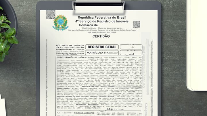Prancheta com uma folha de Matrícula de Imóvel.