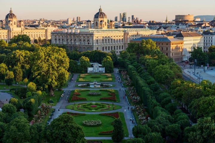 Imagem aérea de parques e monumentos em Viena, na Áustria.