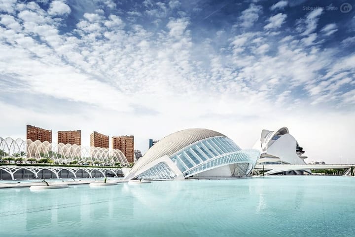 Foto da Cidade das Artes e das Ciências, em Valência, na Espanha: Cultura e Inovação.