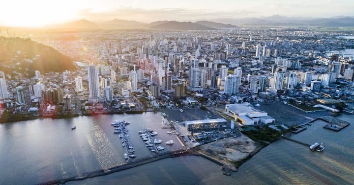 Imagem aérea da cidade de Itajaí, em Santa Catarina, Brasil.