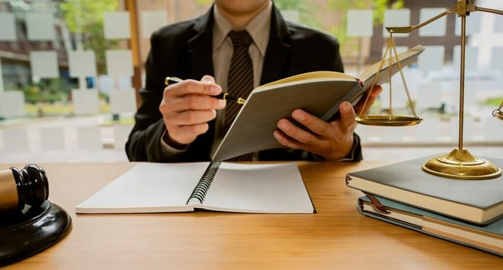 Perito Judicial escrevendo Laudo Técnico.