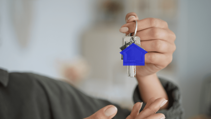 Proprietário segurando chave do imóvel.